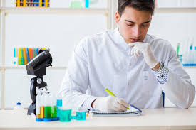 طالب كيمياء